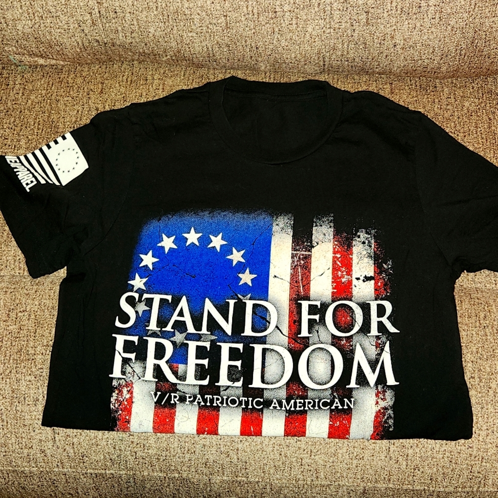 Mens small nineline tee